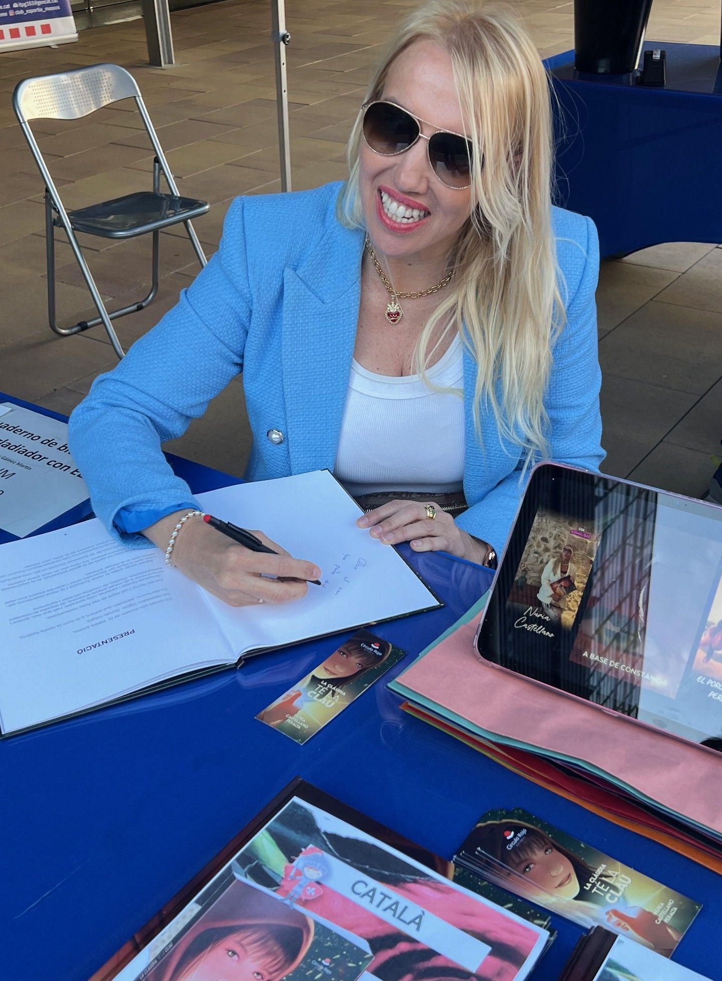 Nuria firmando libros en Sant Jordi 2025